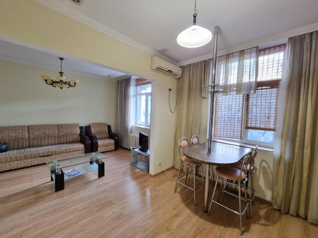 White New Apartments Ultracentral 2-Rooms In The Heart 키시나우 외부 사진
